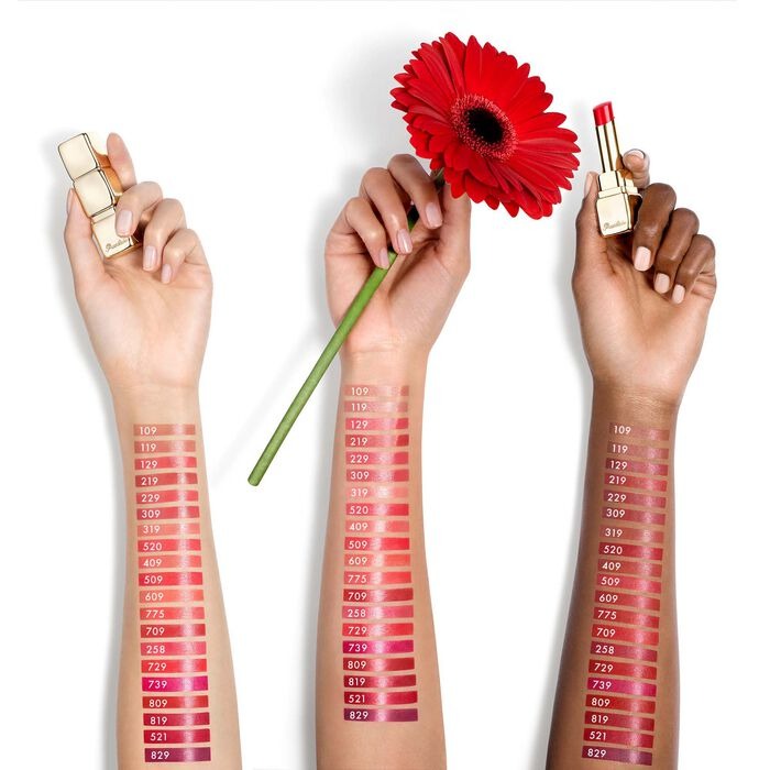 Barra de labios brillante con un 95 % de ingredientes derivados de la naturaleza