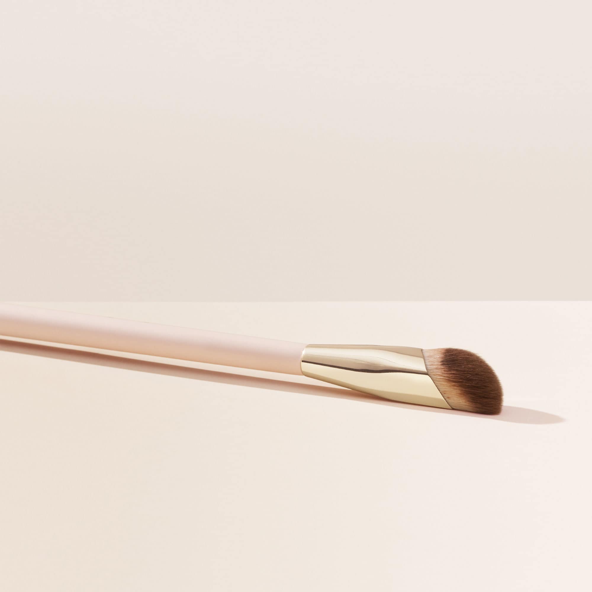 Brocha para corrector Liquid Touch – Aplicación fluida y difuminado natural